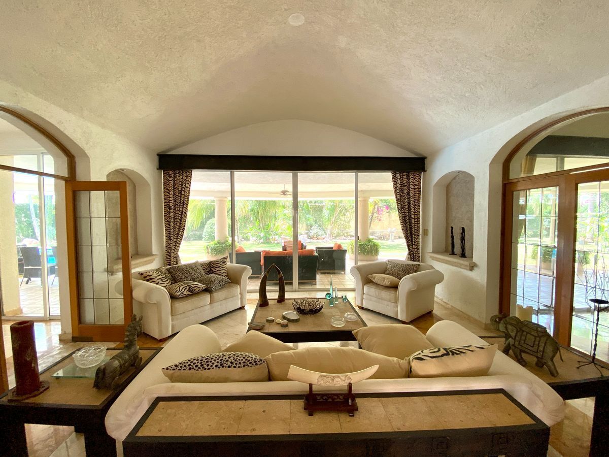 lujosa-residencia-en-venta-sobre-avenida-en-zona-exclusiva-de-mrida8-26381