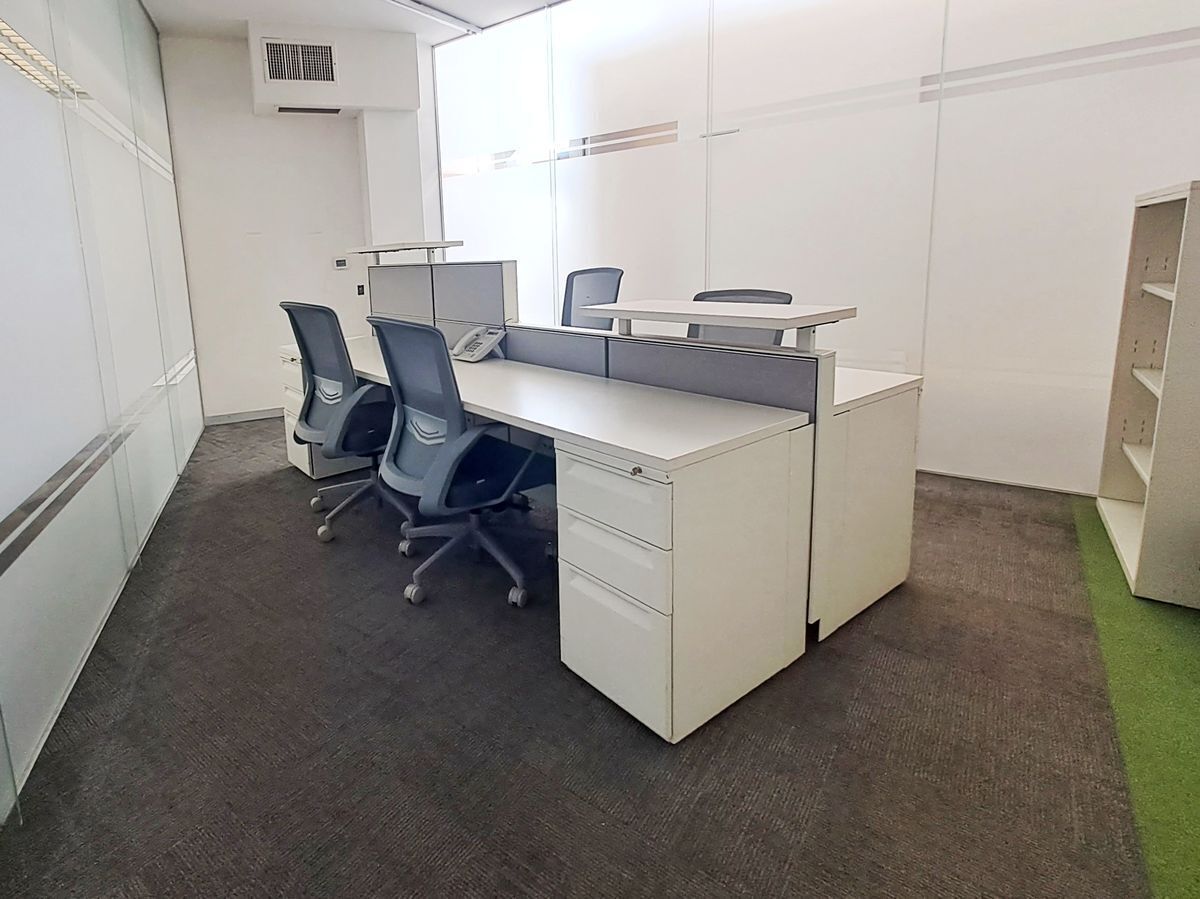 Oficina amueblada 4 escritorios tipo modular Centro de Negocios Plaza Mirador