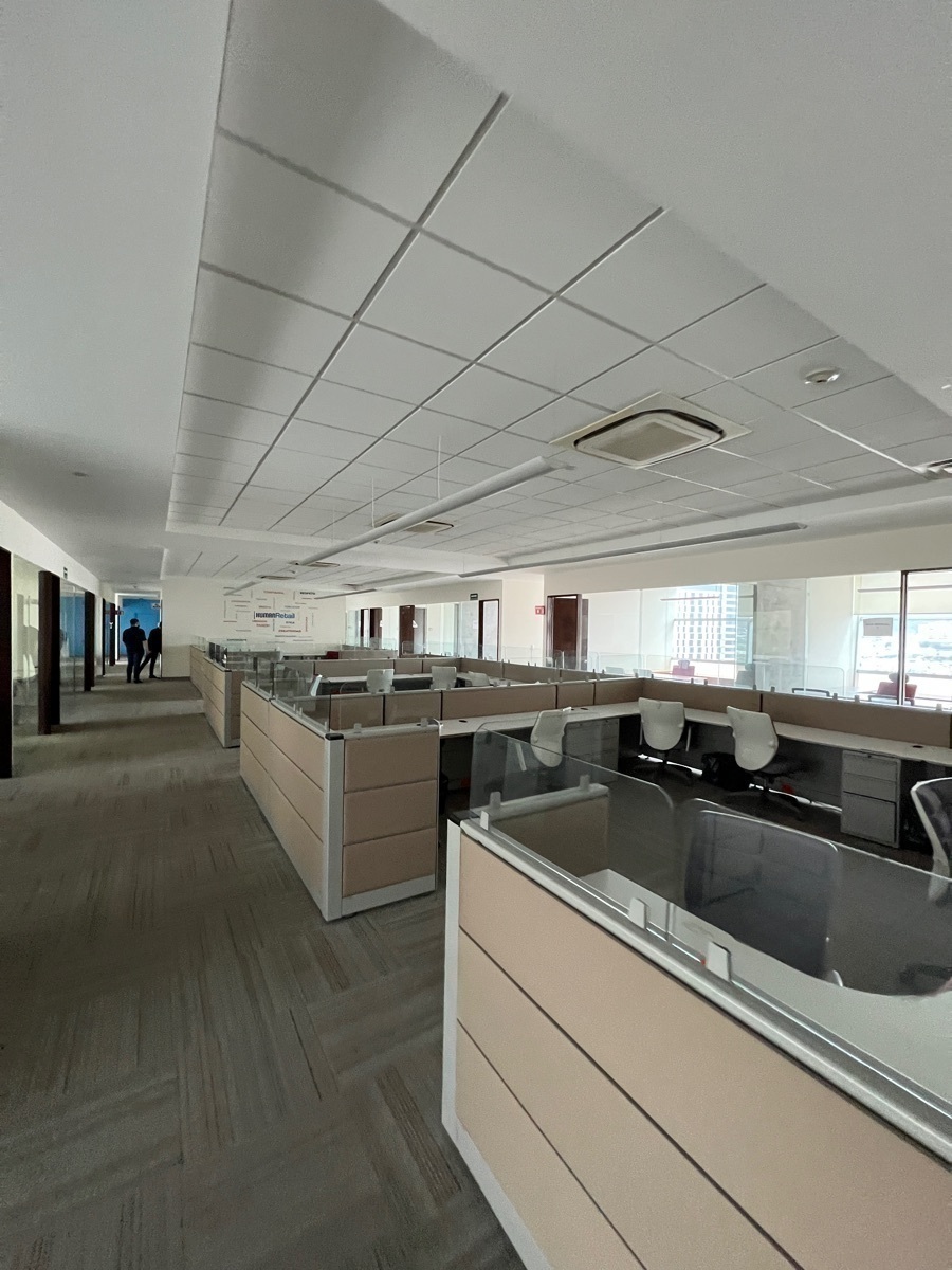 Oficina equipada en renta zona Valle Oriente piso completo San Pedro GG