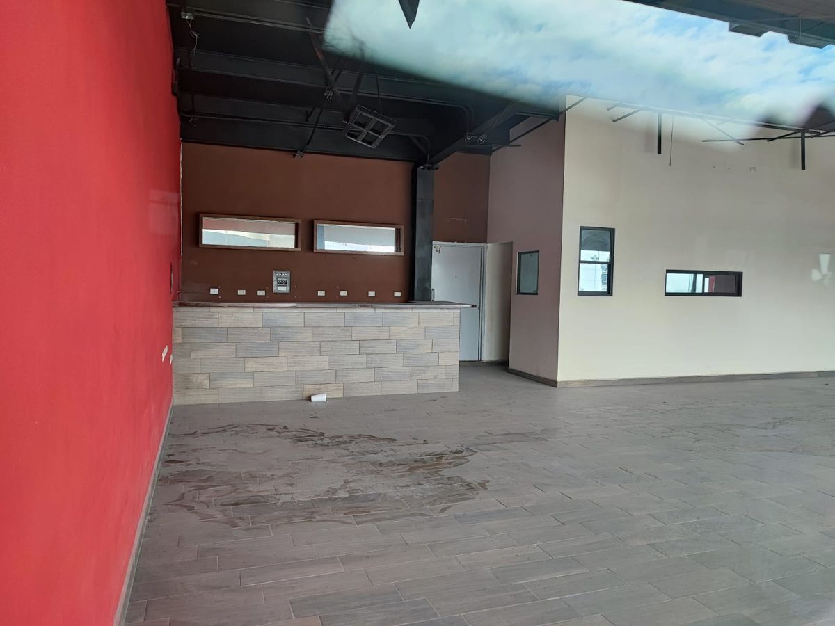 renta-de-local-con-terraza-para-restaurant-en-plaza-el-molino-apodaca10-12862