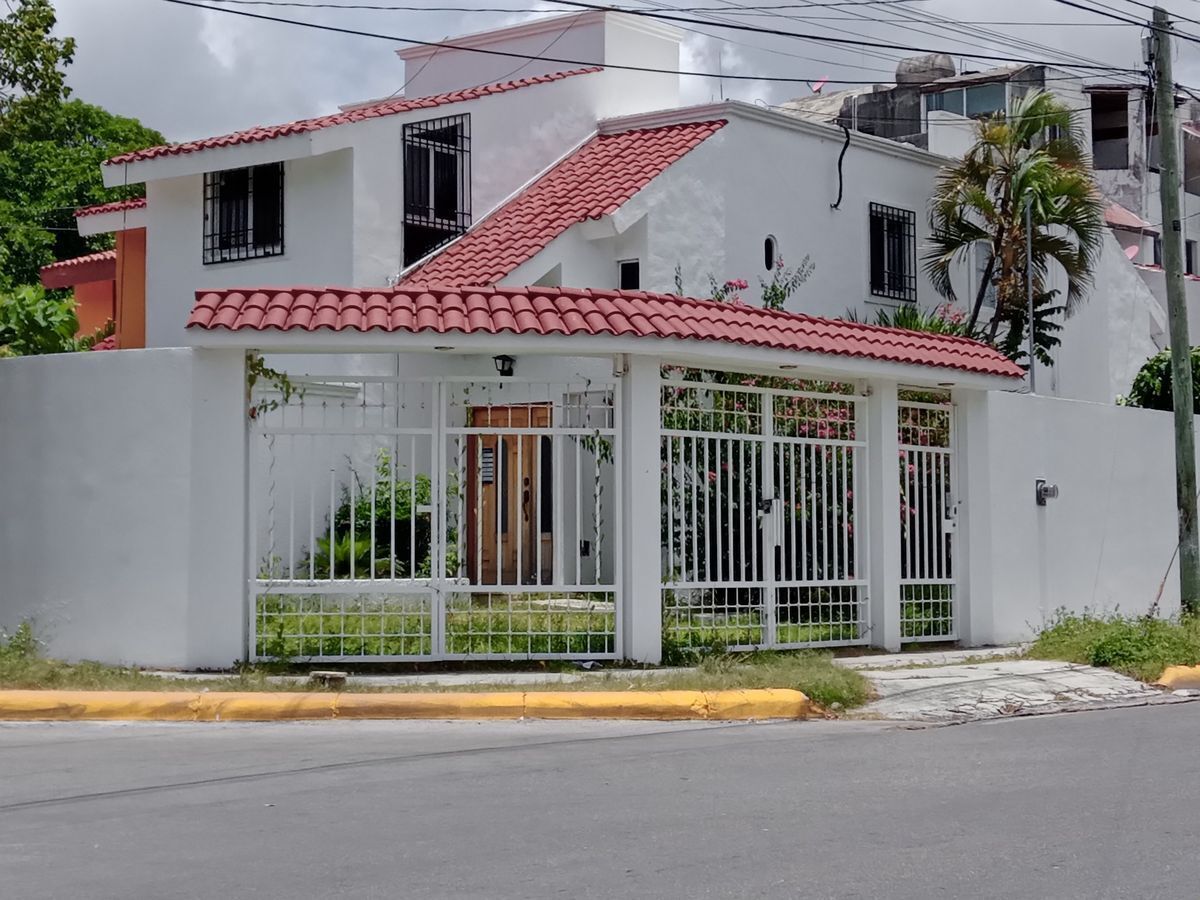 SM 45 - Bonita Casa en esquina