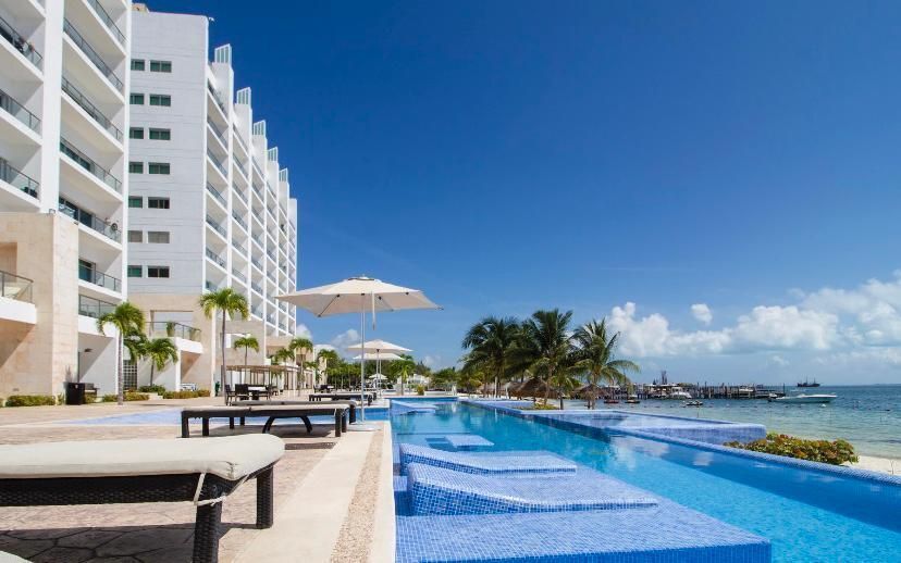 Spectacular apartment for sale in front of the Cancun beach in a quiet area.