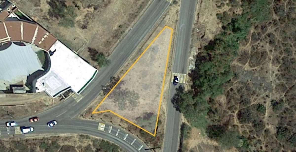 terreno-en-venta-de-uso-comercial-con-tres-frentes-en-marfil-en-guanajuato-geo4-30872