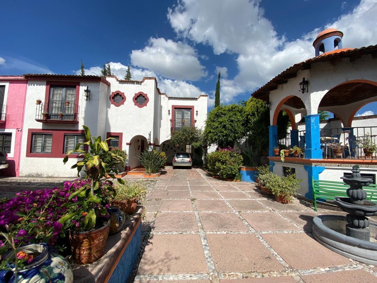 VENTA CASA ESTILO COLONIAL EN PRIVADA CON ALBERCA