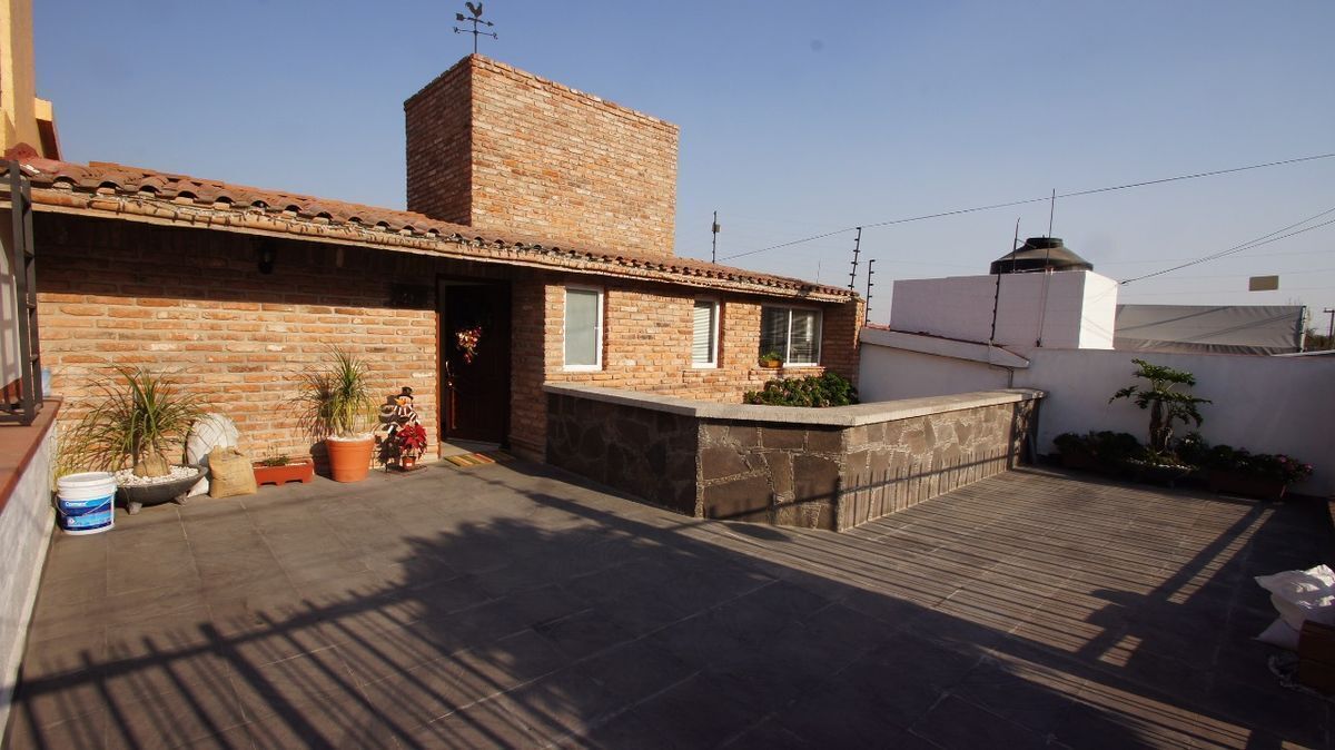 venta-casa-remodelada-con-jardin-hermosa-vista-jardines-de-san-mateo28-27645