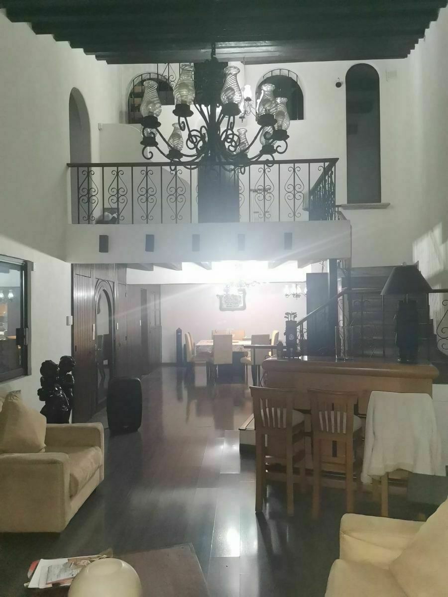 VENTA DE HERMOSA CASA EN FRACCIONAMIENTO BOSQUES DE ECHEGARAY (Mpio. Naucalpan)